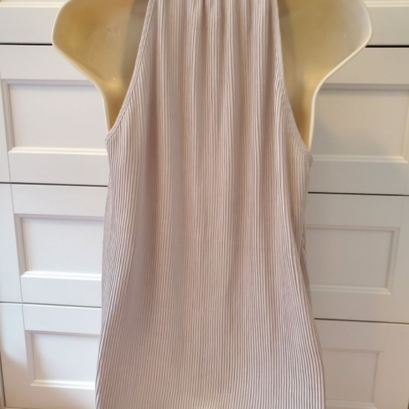 ๐3 for $25๐ Banana Republic Beige Flowy Accordion Pleated Top - Picture 5 of 8